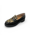 Mocassins em pele preta com pala animal print