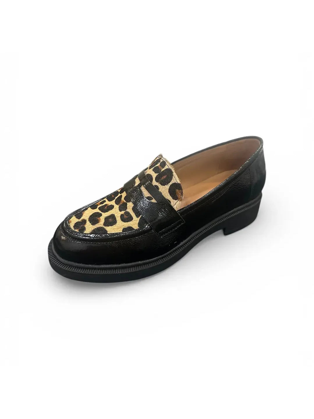 Mocassins em pele preta com pala animal print