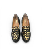 Mocassins em pele preta com pala animal print