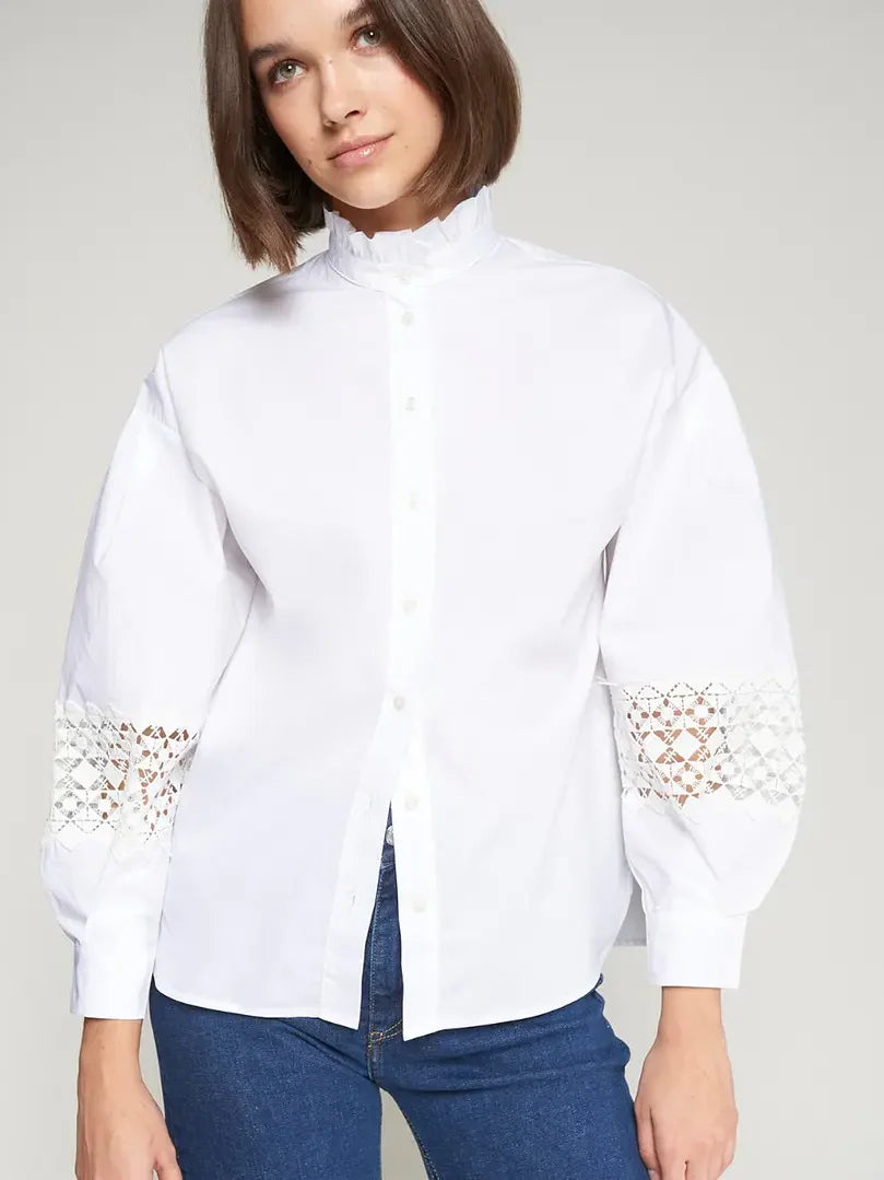 Camisa branca de popelina com renda