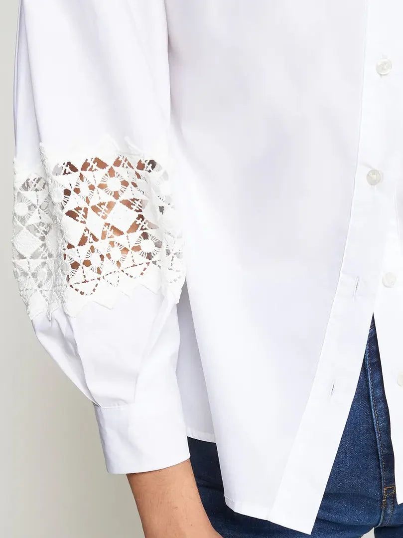 Camisa branca de popelina com renda