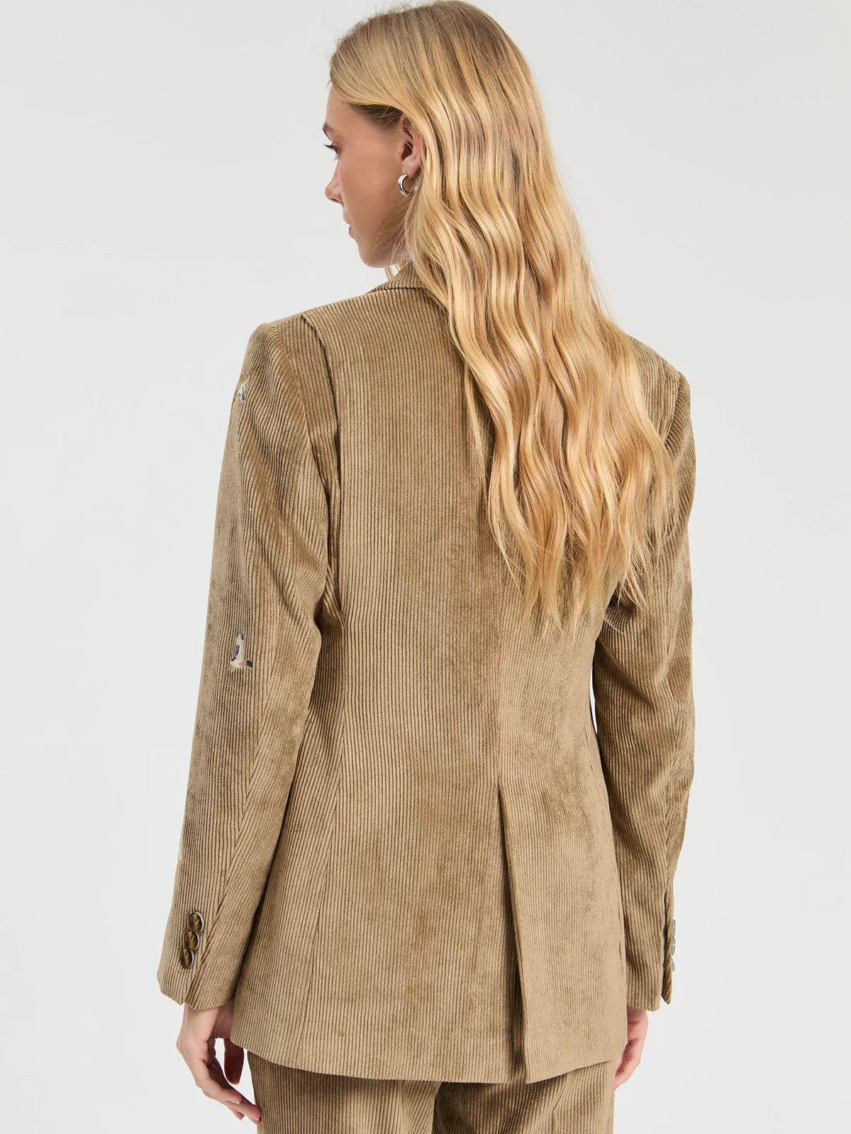 Blazer Vilagallo em bombazina camel com bordados – imagem 3