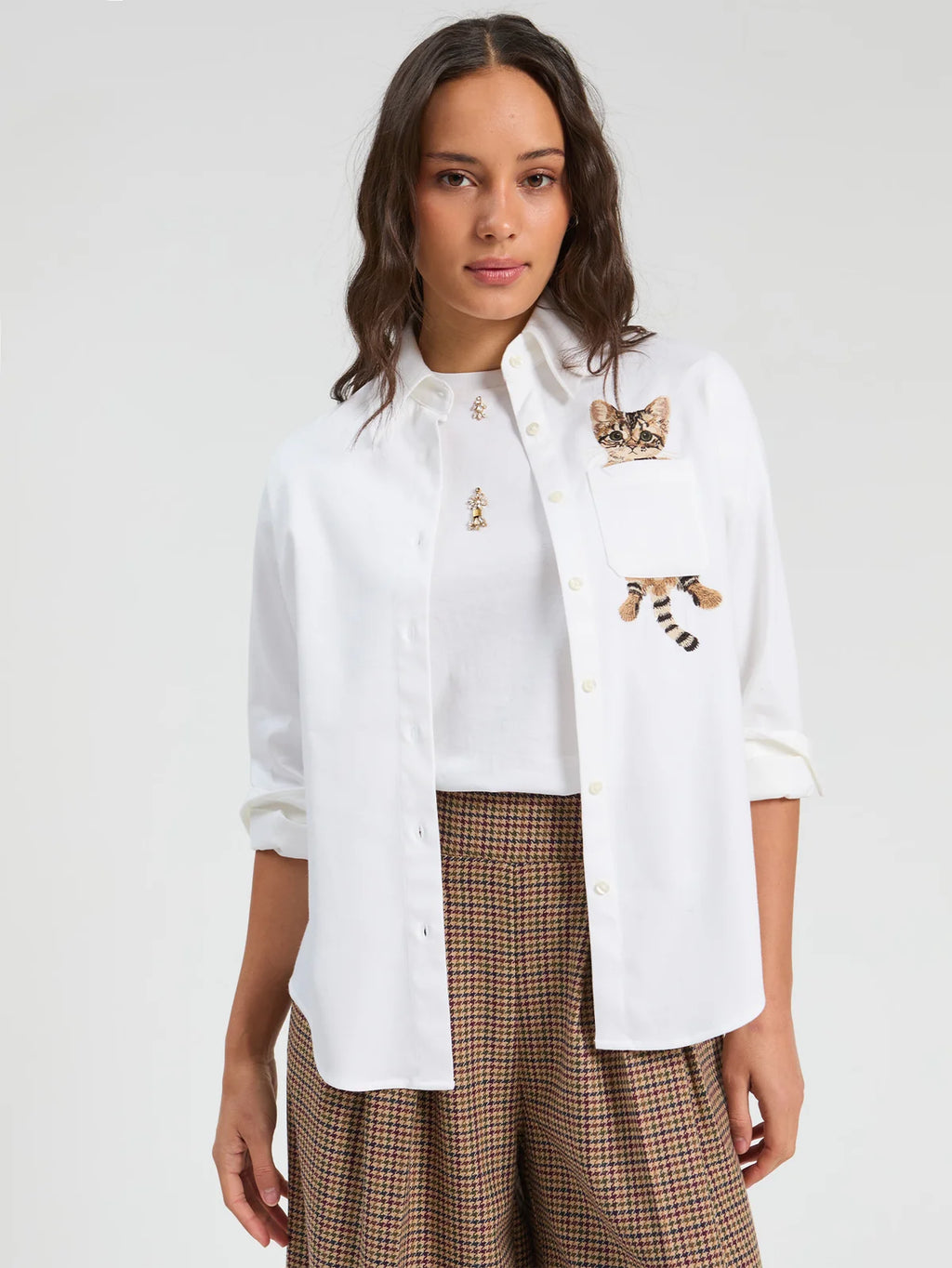 Camisa branca Vilagallo Cat com gato bordado – imagem 2