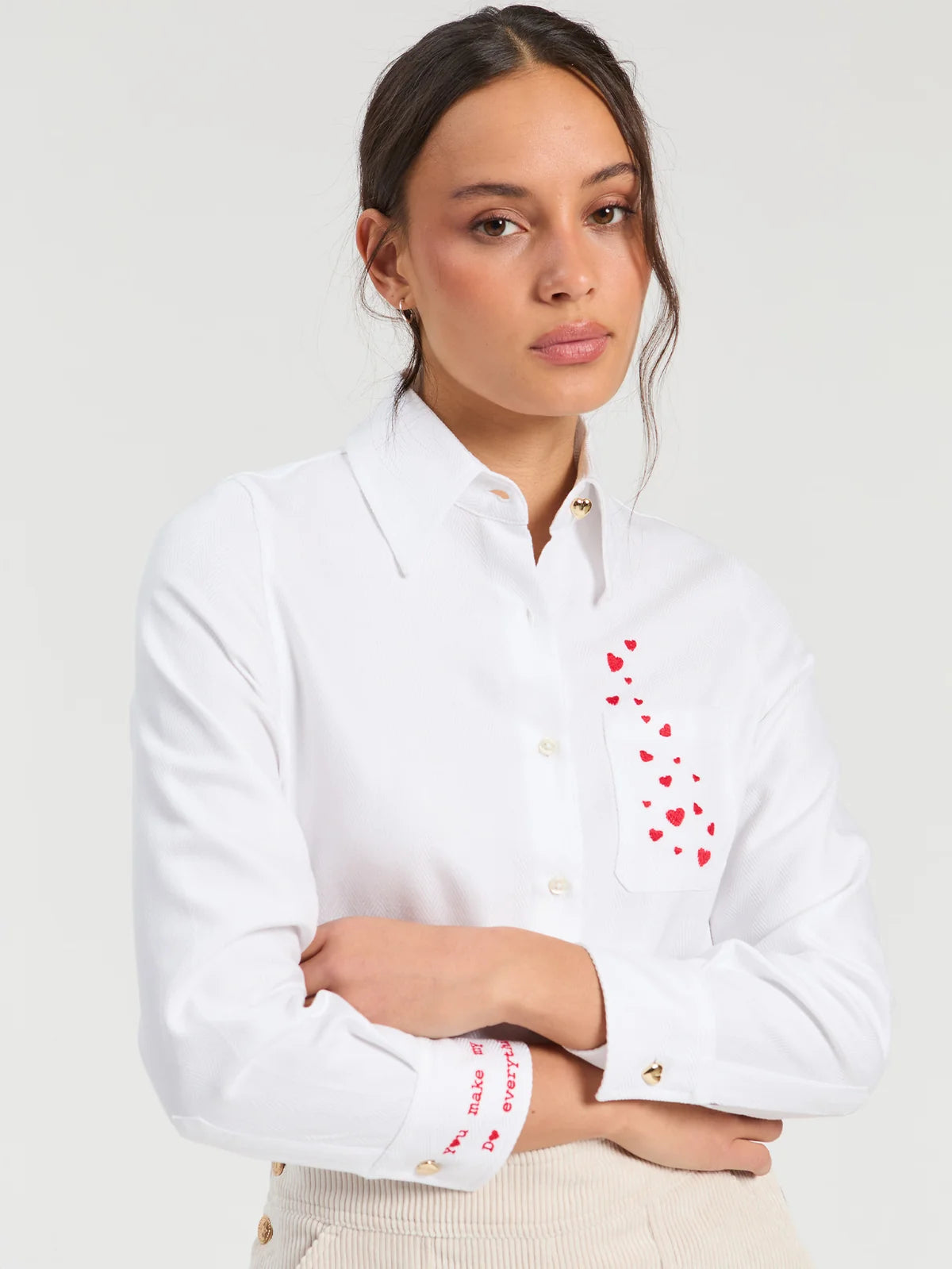 Camisa branca Vilagallo com corações bordados