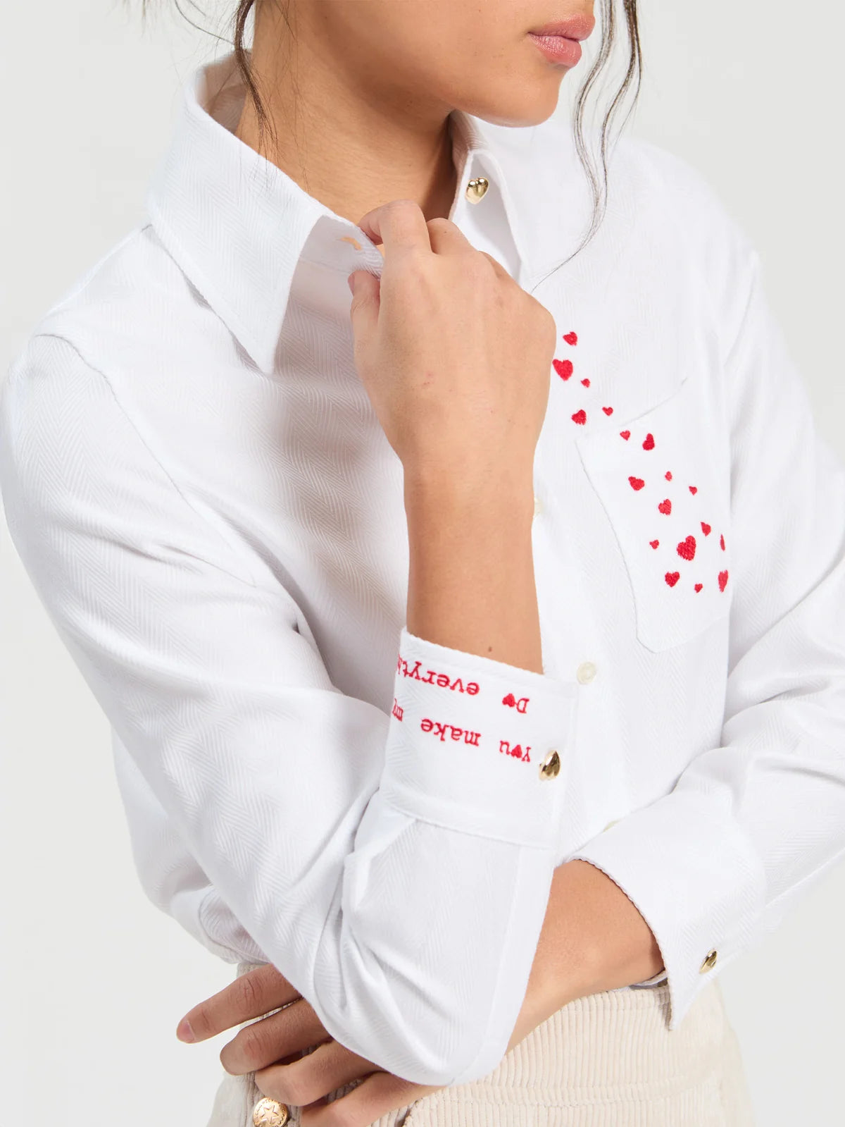 Camisa branca Vilagallo com corações bordados – imagem 2