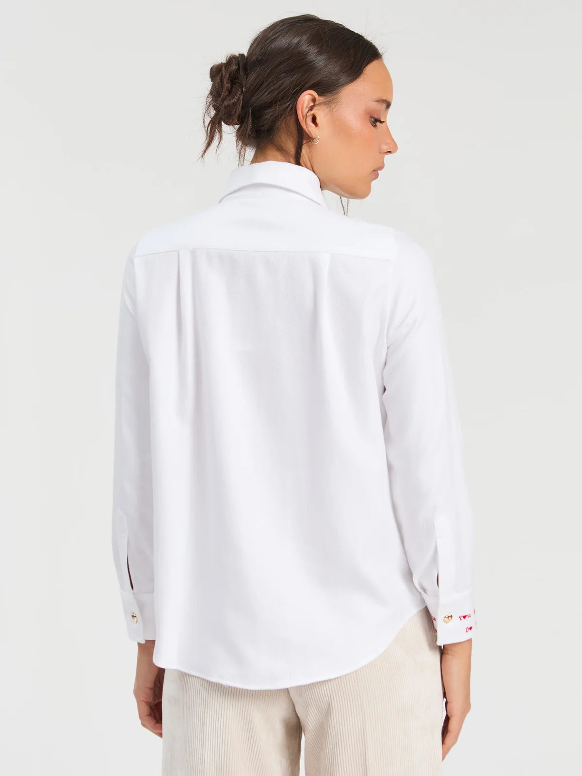 Camisa branca Vilagallo com corações bordados – imagem 3