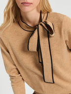 Camisola de malha camel Vilagallo com laço
