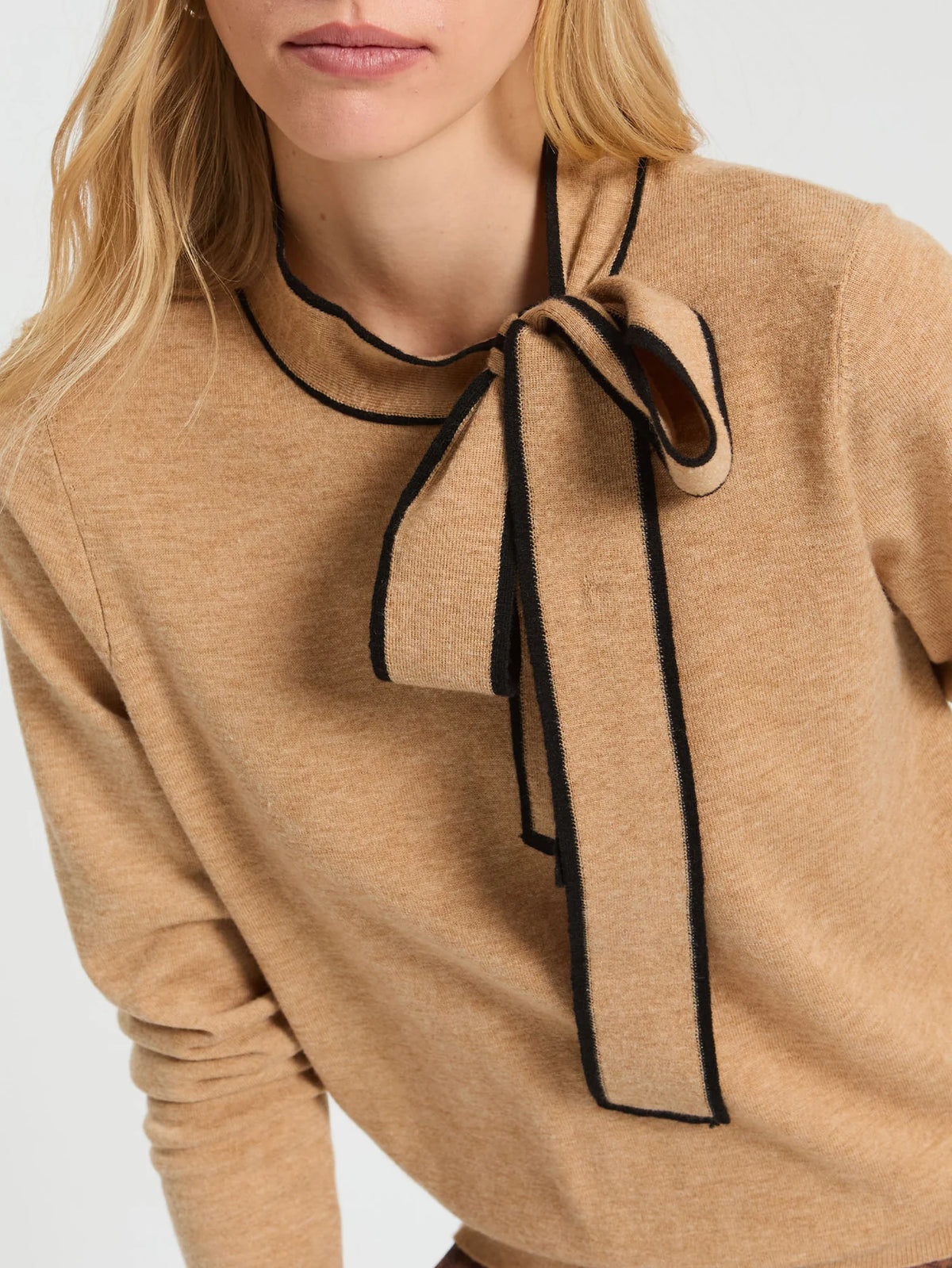 Camisola de malha camel Vilagallo com laço
