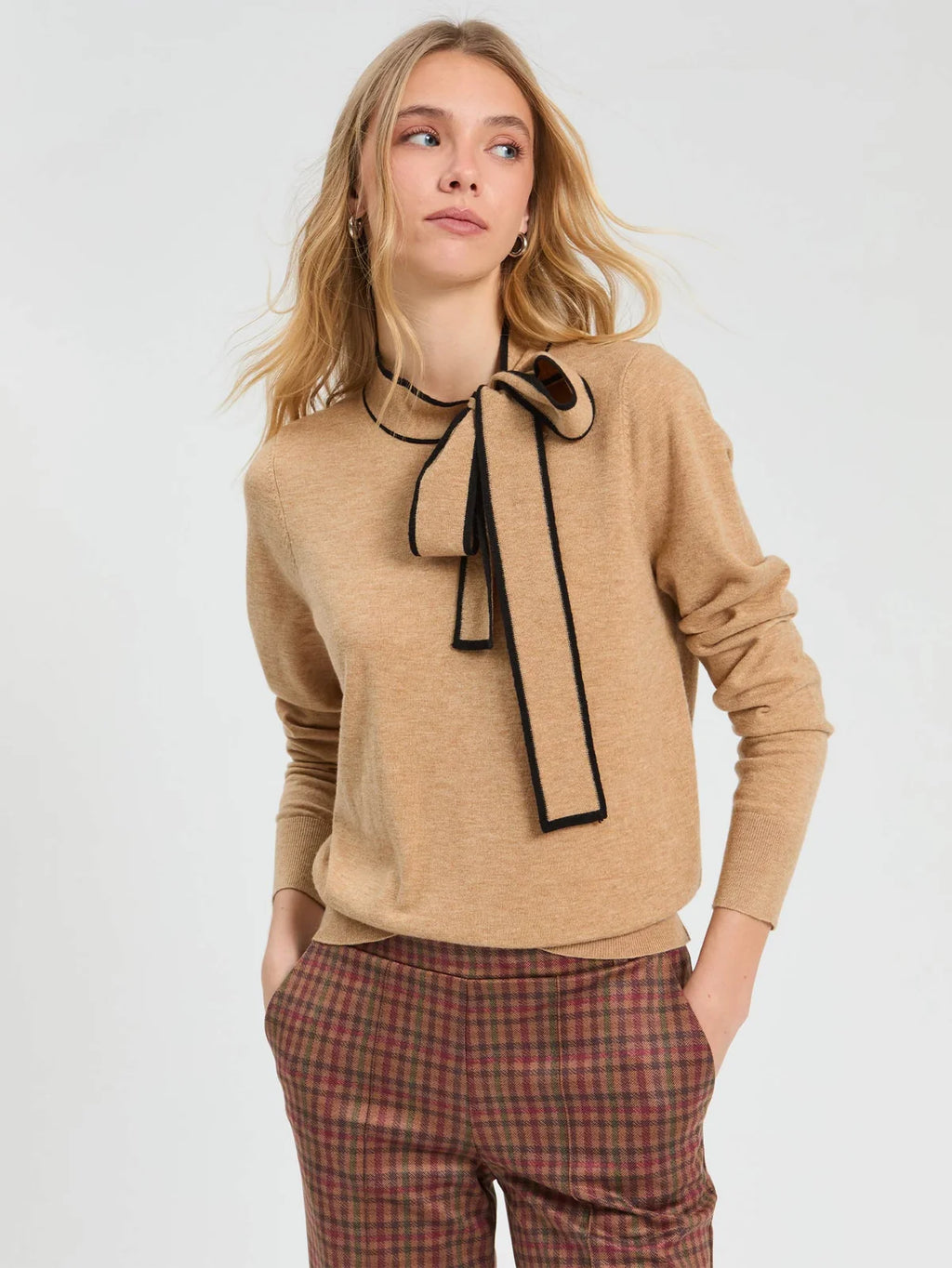 Camisola de malha camel Vilagallo com laço – imagem 2