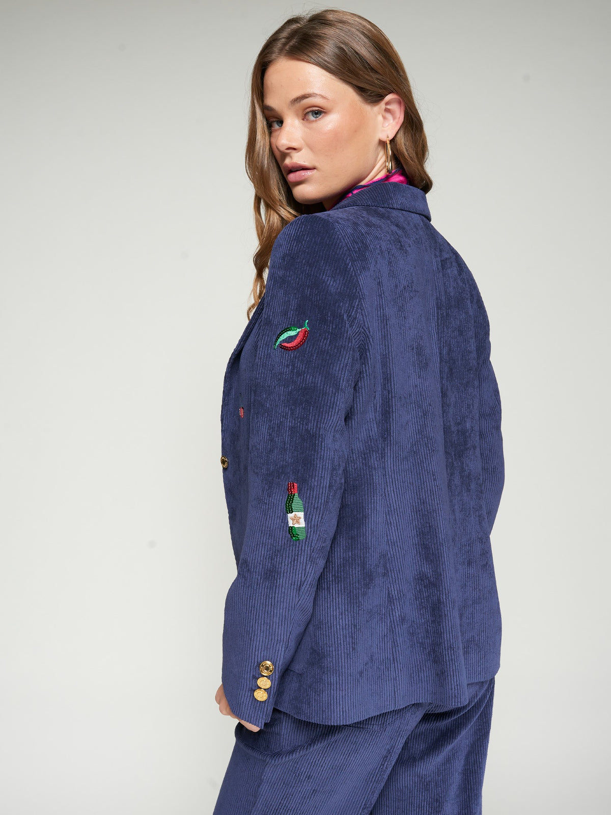 Blazer de veludo azul-marinho com bordados Vilagallo – imagem 2